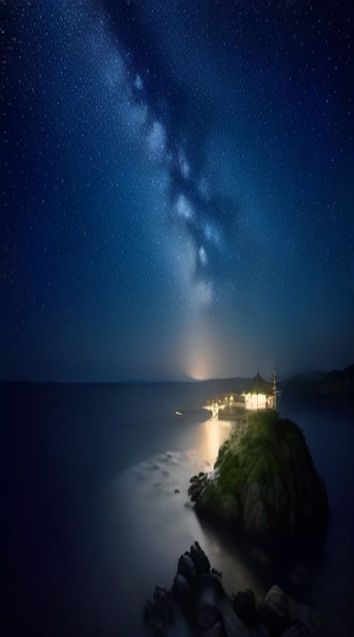 深夜客厅昏暗灯光下一个人窝在沙发上用平板看片在线观看,画面暖色调放松氛围